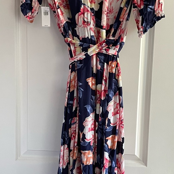 EUC Old Navy Wrap dress in Navy Floral 💙🩷 - Picture 2 of 5